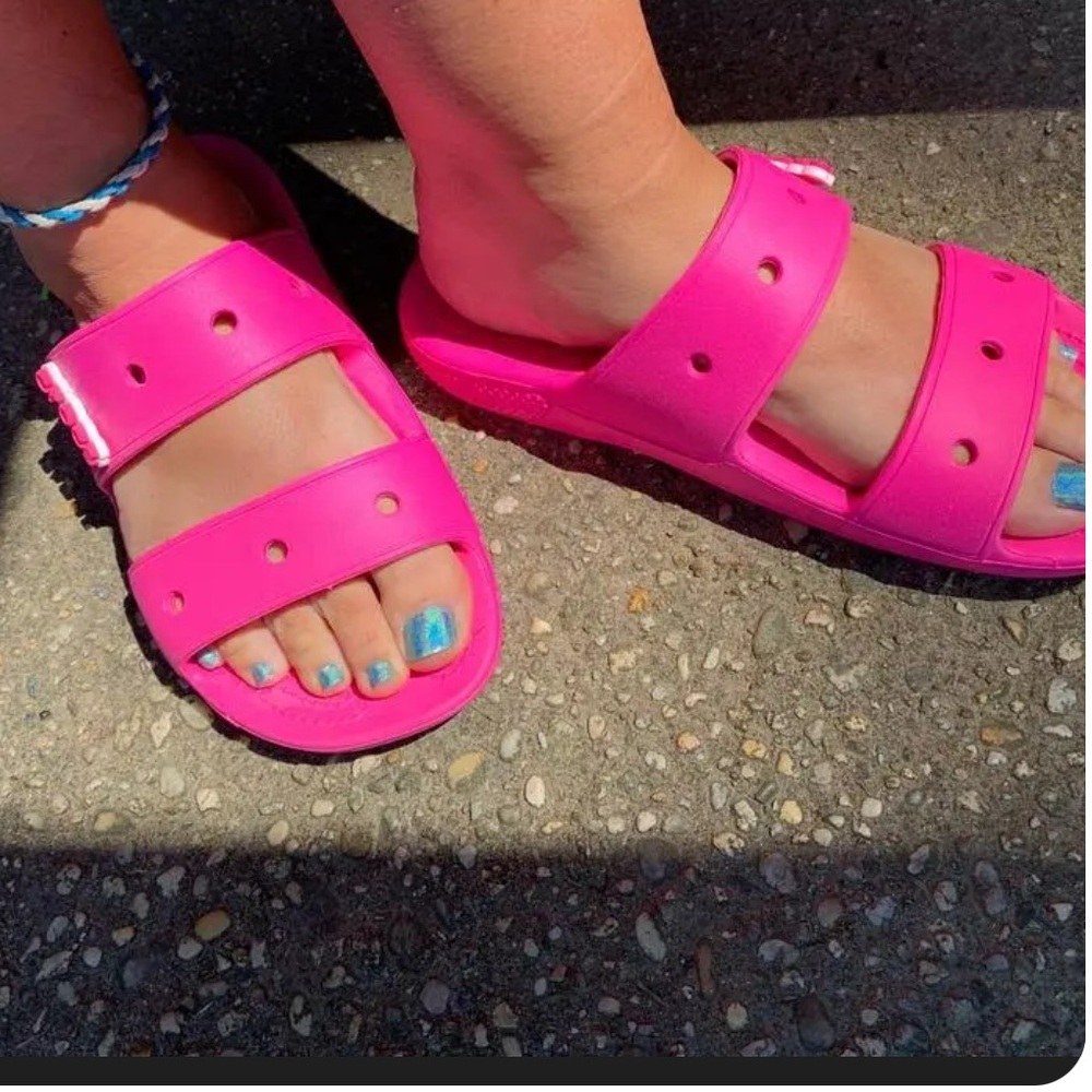 NWT! Crocs Fuchsia Fun Classic Sandals. Women’s Size 9. Includes 2 Charms. - Picture 9 of 16